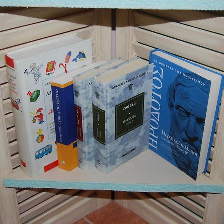 Luxury Traditional Room The Small Bookstore Kastro-Kyllini Buitenkant foto